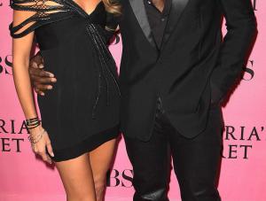 Singer Seal and wife Heidi Klum arrive on the pink carpet for the 2007 Victoria apos;s Secret Fashion Show, 15 November 2007 at the Kodak Theatre in Hollywood, California.  AFP PHOTO  ROBYN BECK
