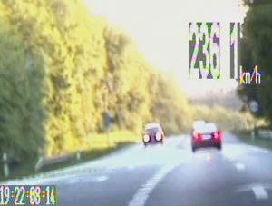 Piraci drogowi pędzili ponad 230 km/h