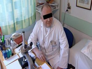 Zboczony ginekolog obmacuje pacjentki