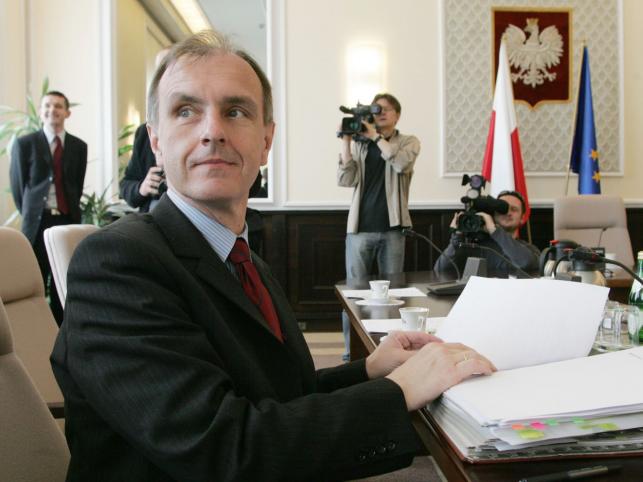 Szef MON: W aktach z weryfikacji WSI brakuje 200 dokumentów