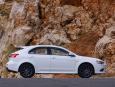Lancer sportback pulsuje genami gorącego evo, dlatego większość stojących obok aut wygląda jak smutny kapeć przy nowoczesnym bucie sportowym