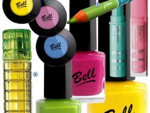 1. Cienie do powiek Tropicana Collection, Bell, 4,75 zł 2. Kredka do oczu zielono-niebieska, Mon Ami 3.  3. Cienie do powiek POP GLAM, Oriflame, 26,90 zł 4.Szminka POP GLAM PLUM AND GLOSS, Oriflame, 24,90 zł 5. Woda toaletowa Pop Glam Electric, Oriflame, 19,90 zł 6. Lakiery do paznokci Tropicana Collection, Bell, 3,26 zł