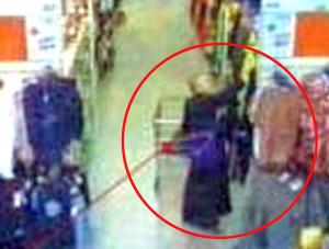W przebraniu księdza okradł supermarket