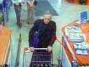 W przebraniu księdza okradł supermarket