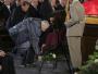 Tadeusz Mazowiecki składa kwiaty przy trumnie przyjaciela