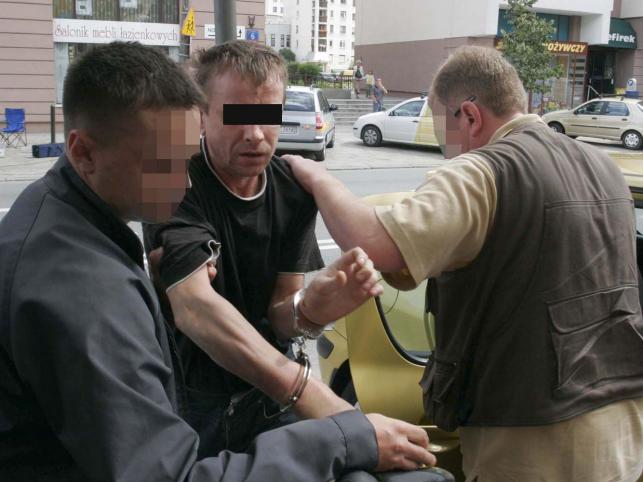 Zarzut zabójstwa usłyszał wyrodny ojciec, który po pijanemu wyrzucił przez okno swoją córeczkę
