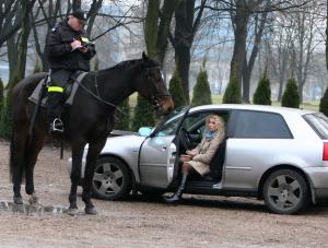 Joanna Liszowska złamała przepisy ruchu drogowego, ale dogonił ją policjant na koniu
