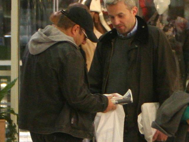 Piotr Gąsowski i Hubert Urbański spotkali się na zakupach i pokazują sobie zdobycze