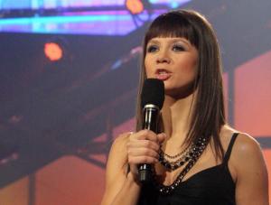 Nowe uczesanie z grzywką Kingi Rusin