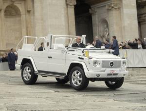 Do pancernych limuzyn dołączył terenowy papamobile
