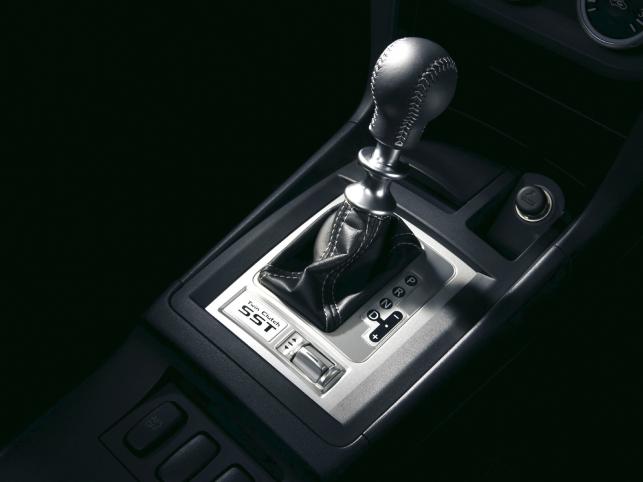 Sześć biegów półautomatycznej, dwusprzęgłowej skrzyni SST (Sport Shift Transmission) - odda napęd od razu na cztery koła