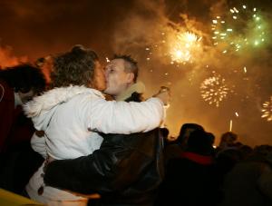 Gdansk powital 2008 rok. Na Targu Weglowym zgromadzil sie kilku tysieczny tlum. Uroczystego oddzwonienia nowego roku dokonal prezydent Pawel Adamowicz wraz z malzonka Magdalena.
31.12.2007
fot. Wojtek Jakubowski KFP