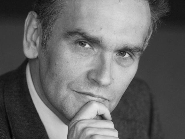 Piotr Zaremba: Biała figurka widziana z daleka