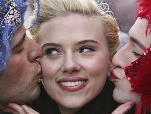 Scarlett Johansson rzuca facetów na kolana