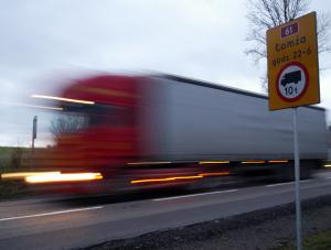 Wicher zdmuchnął naczepę tira. Most zablokowany