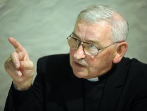 Biskup Pieronek: Senyszyn do krów!