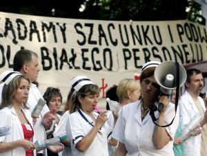 26.06.2007 Warszawa Kancelaria Prezesa Rady Ministrow
Protest pracownikow sluzby zdrowia przed kancelaria premiera . Dzien osmy . Burza nad miasteczkiem namiotowym pielegniarek .
fot.Michal Rozbicki
